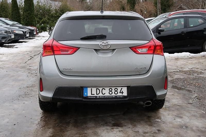 Begagnad Toyota Auris Edition 124 HK (91 kW) 2015 Grå Halvkombi