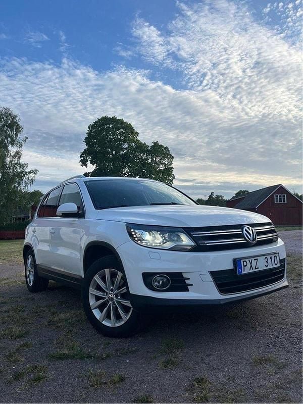 Vit Begagnad 2013 VW Tiguan Sportline SUV | 115 000 kr (Marknadspris) - Bild 1/4