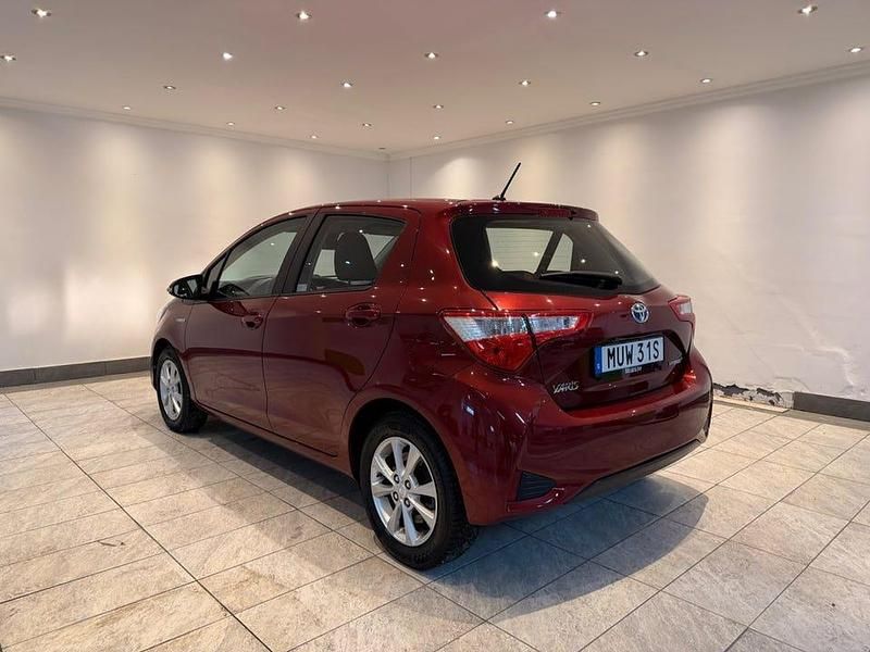 Begagnad Toyota Yaris Hybrid Active 101 HK (74 kW) 2019 Röd Halvkombi