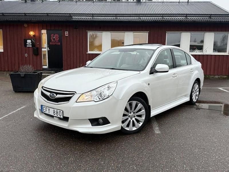 Vit Begagnad 2010 Subaru Legacy Sedan | 79 900 kr (Marknadspris) - Bild 1/4