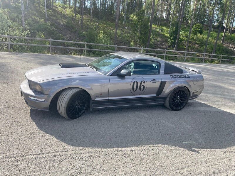Grå Begagnad 2006 Ford Mustang GT Sportkupé | 215 000 kr (Dyr) - Bild 1/4