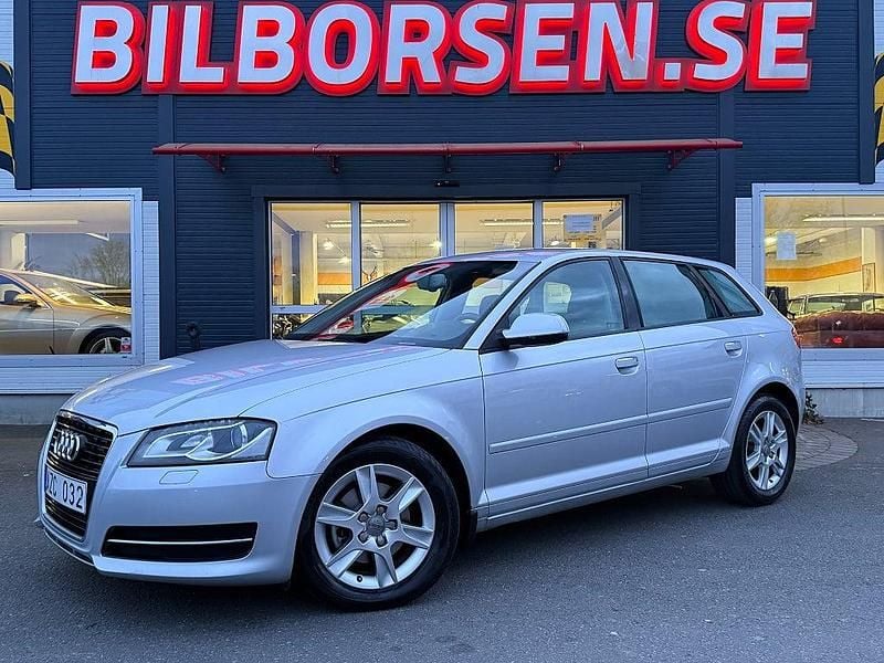 Silver Begagnad 2010 Audi A3 Sportback Attraction Halvkombi | 69 000 kr (Marknadspris) - Bild 1/4