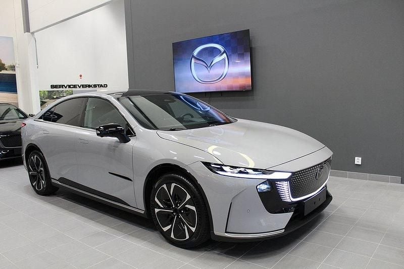 Grå Ny 2025 Mazda 6e Takumi-Line Sedan | 477 900 kr - Bild 1/4
