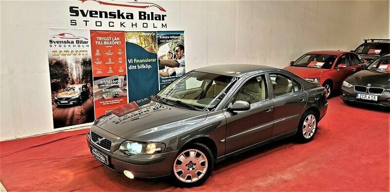 Grå Begagnad 2003 Volvo S60 Business Edition Sedan | 39 900 kr (Marknadspris) - Bild 1/3
