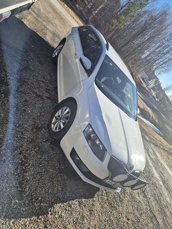 Vit Begagnad 2014 Skoda Octavia Ambition Kombi | 75 000 kr (Bra pris) - Bild 1/3