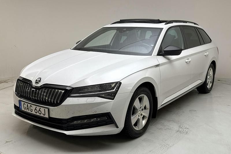 Vit Begagnad 2020 Skoda Superb SportLine Kombi | 259 000 kr (Lite dyr) - Bild 1/4