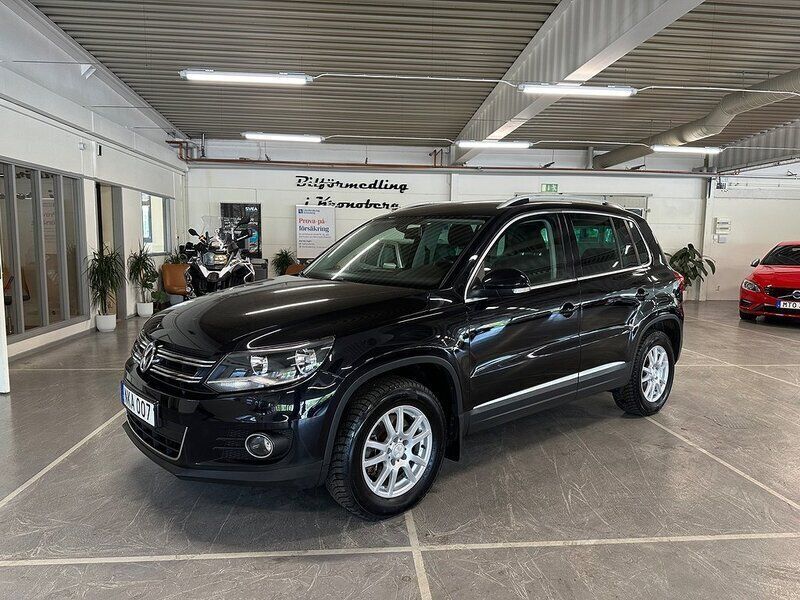 Svart Begagnad 2013 VW Tiguan Sportline SUV | 129 800 kr (Marknadspris) - Bild 1/4