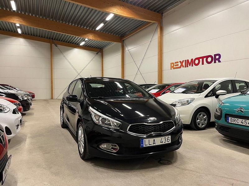 Svart Begagnad 2013 Kia Ceed EX Halvkombi | 74 900 kr (Lite dyr) - Bild 1/4