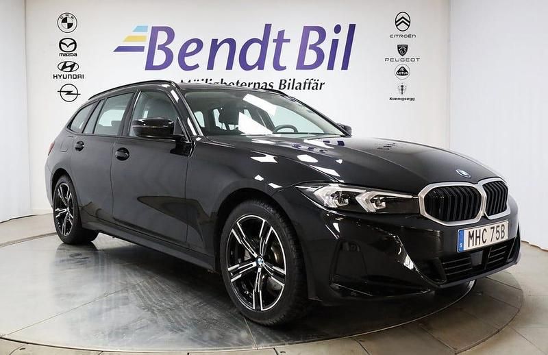 Black sapphire metallic Begagnad 2025 BMW 330 Shadowline Kombi | 479 500 kr - Bild 1/3
