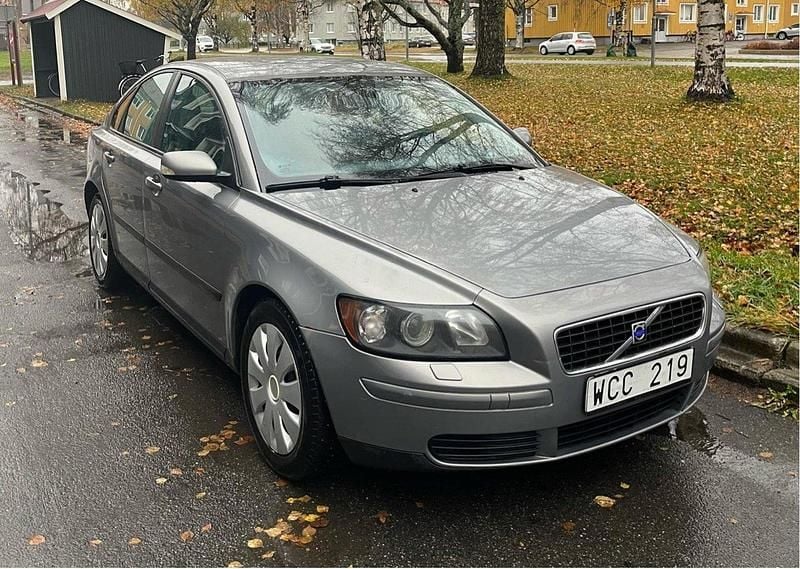 Grå Begagnad 2005 Volvo S40 Sedan | 18 999 kr (Superpris) - Bild 1/4