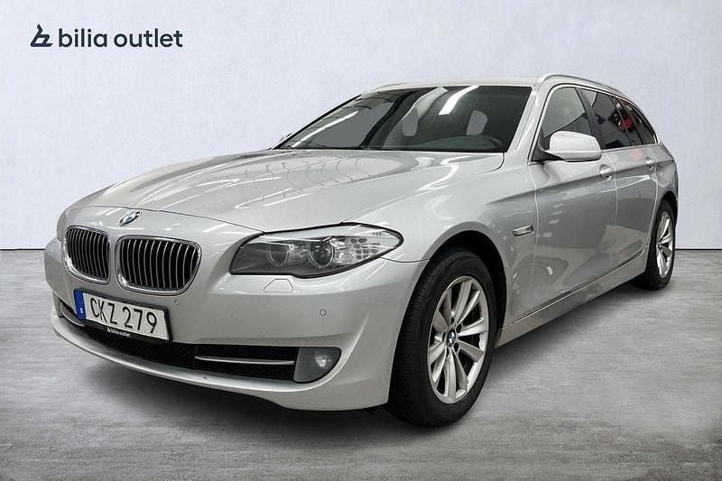 Ljusgrå Begagnad 2011 BMW 520 Kombi | 110 000 kr (Marknadspris) - Bild 1/4