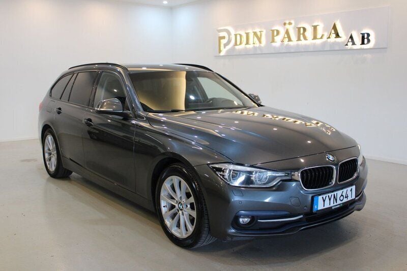 Grå Begagnad 2019 BMW 320 Sport Line Kombi | 179 900 kr (Superpris) - Bild 1/4