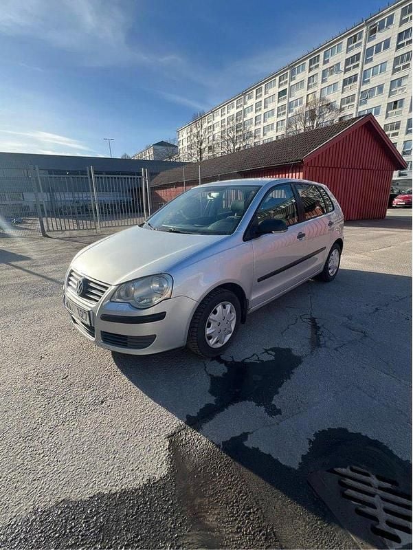 Silver Begagnad 2006 VW Polo Trendline Halvkombi | 25 000 kr (Marknadspris) - Bild 1/4