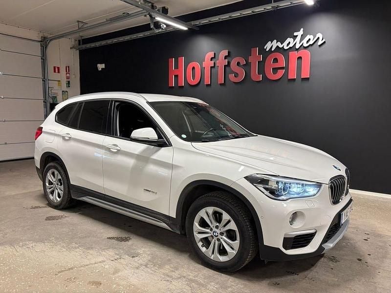 Vit Begagnad 2015 BMW X1 xLine SUV | 179 900 kr (Marknadspris) - Bild 1/4