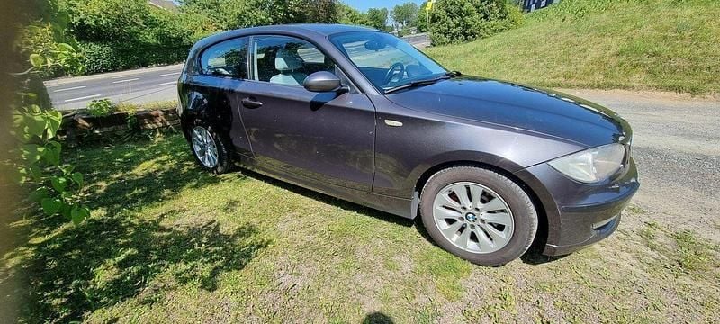 Grå Begagnad 2008 BMW 116 Halvkombi | 39 500 kr (Marknadspris) - Bild 1/4