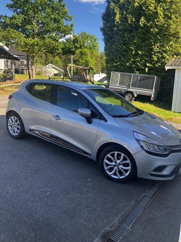 Silver Begagnad 2017 Renault Clio IV Halvkombi | 88 000 kr (Marknadspris) - Bild 1/4