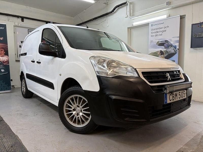 Vit Begagnad 2016 Peugeot Partner Minibuss | 69 000 kr (Marknadspris) - Bild 1/4