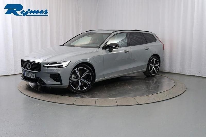 Grå (vapour grey metallic) Begagnad 2024 Volvo V60 Plus Kombi | 529 900 kr - Bild 1/4