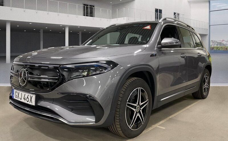 Mörkgrå Begagnad 2022 Mercedes EQB300 AMG SUV | 439 900 kr (Marknadspris) - Bild 1/4