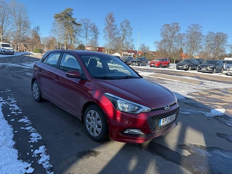 Begagnad Hyundai i20 Comfort 84 HK (61 kW) 2018 Röd Halvkombi