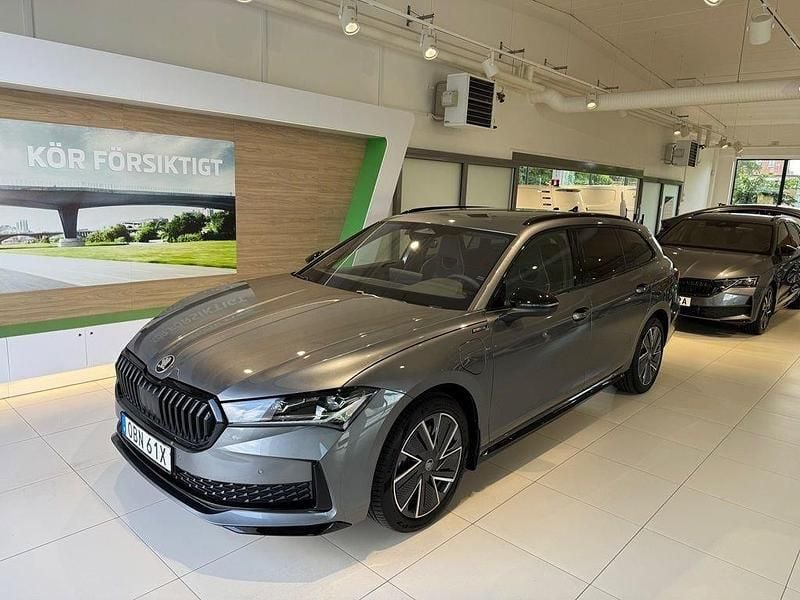 Grå (graphite grey metallic) Ny 2025 Skoda Superb SportLine Kombi | 520 700 kr (Dyr) - Bild 1/4