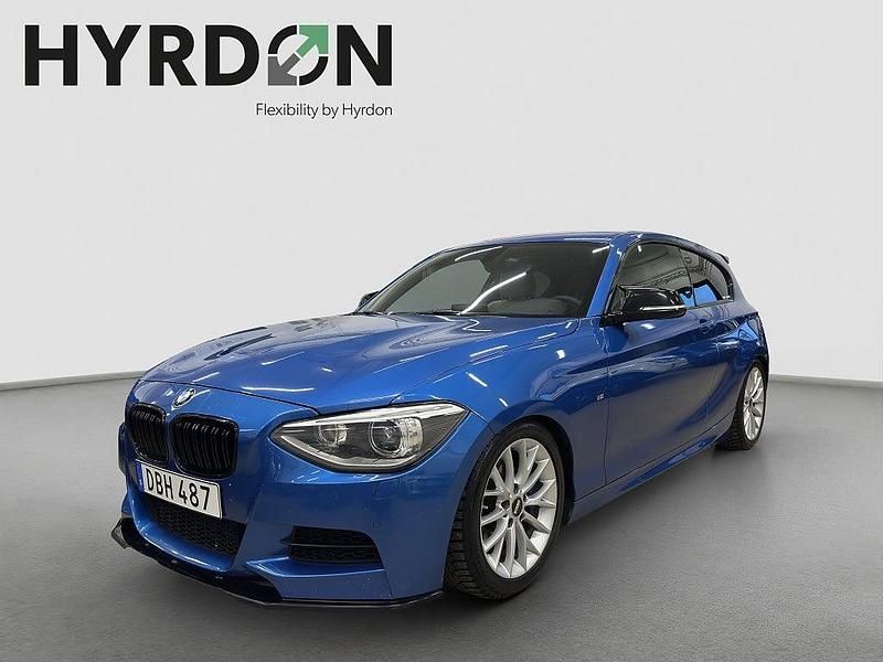 Blå Begagnad 2014 BMW M135 Halvkombi | 199 000 kr (Marknadspris) - Bild 1/4