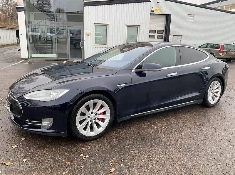 Blå metallic Begagnad 2015 Tesla Model S Halvkombi | 129 000 kr - Bild 1/4