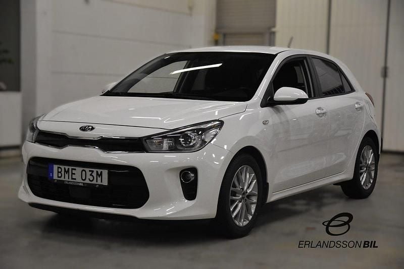 Vit Begagnad 2019 Kia Rio Halvkombi | 139 900 kr (Marknadspris) - Bild 1/4