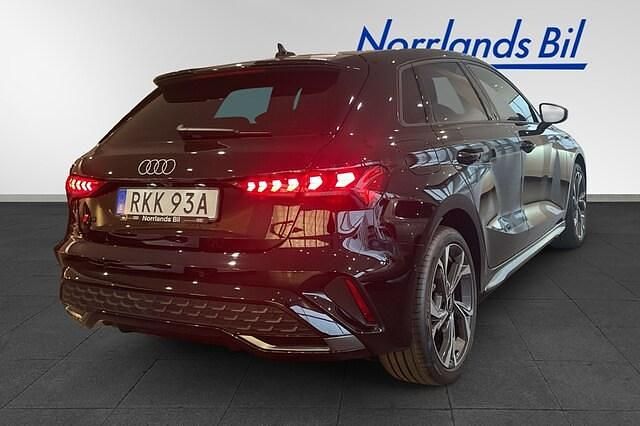 Begagnad Audi A3 S-Line 150 HK (110 kW) 2024 Mytsvart metallic