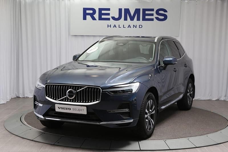 Mörkblå (blå) Begagnad 2023 Volvo XC60 Core SUV | 509 500 kr (Marknadspris) - Bild 1/4
