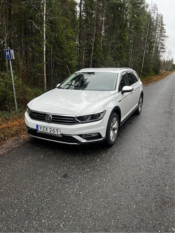 Vit Begagnad 2018 VW Passat Alltrack Kombi | 179 000 kr (Marknadspris) - Bild 1/4