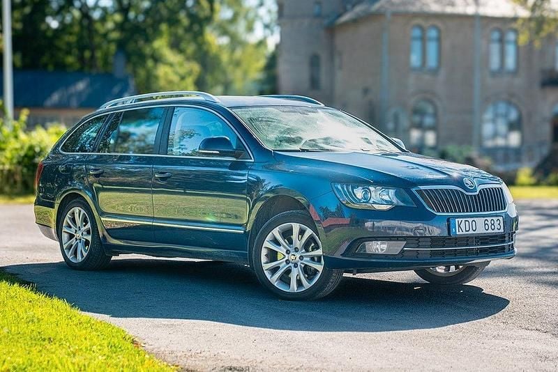 Blå Begagnad 2013 Skoda Superb Ambition Kombi | 79 000 kr (Marknadspris) - Bild 1/4
