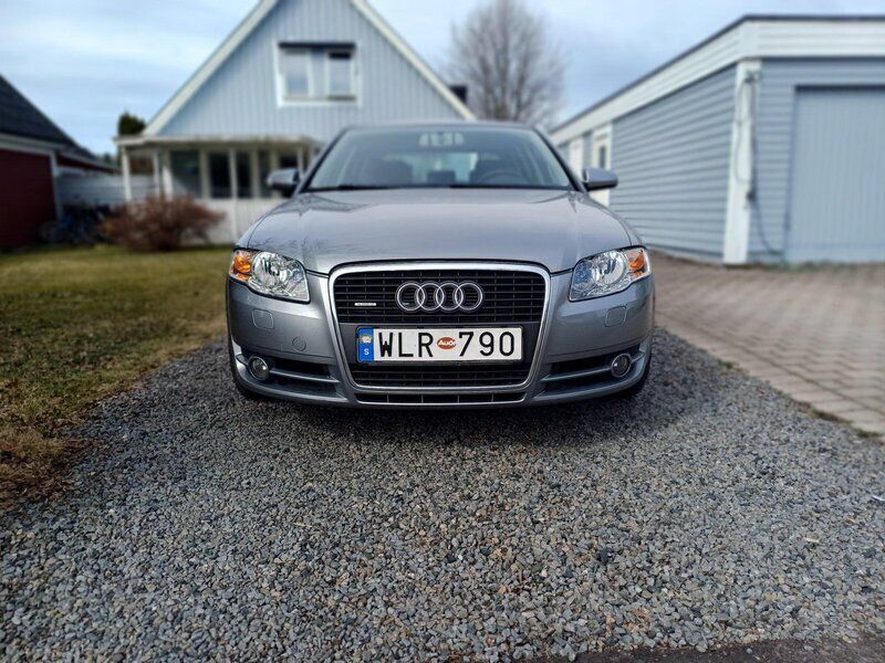Grå Begagnad 2005 Audi A4 Sedan | 90 000 kr - Bild 1/4