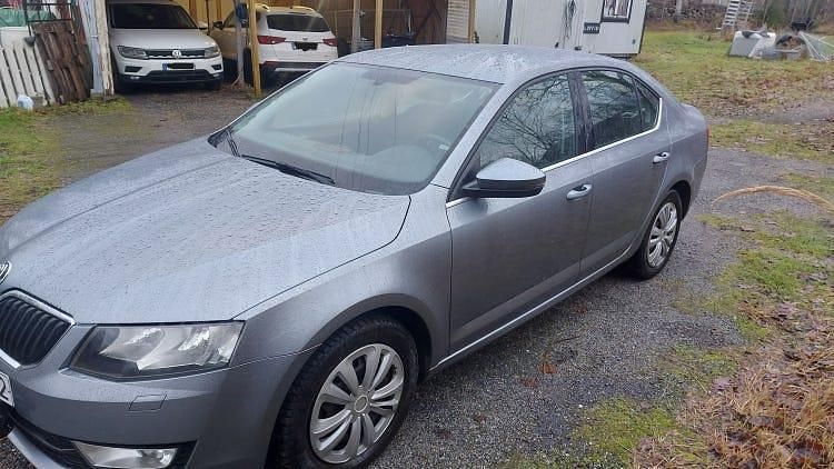 Mörkt grå Begagnad 2013 Skoda Octavia Halvkombi | 50 000 kr (Marknadspris) - Bild 1/4