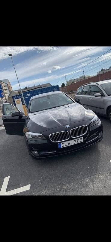Svart Begagnad 2012 BMW 520 Sedan | 105 000 kr (Bra pris) - Bild 1/3