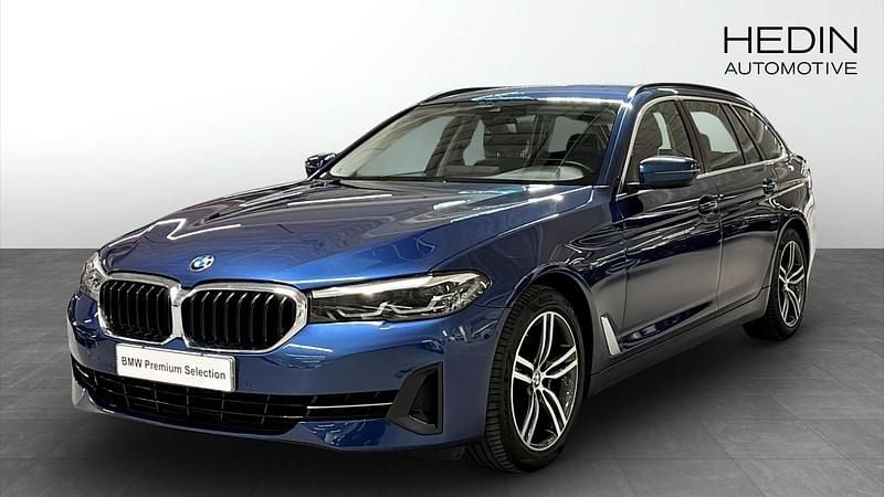 Blå (blue) Begagnad 2022 BMW 520 Sport Line Kombi | 348 700 kr (Marknadspris) - Bild 1/4