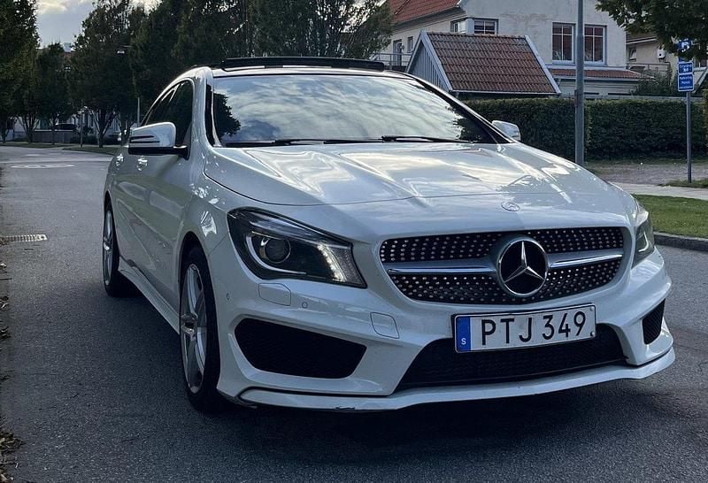 Vit Begagnad 2015 Mercedes CLA220 AMG Sedan | 179 000 kr (Marknadspris) - Bild 1/4