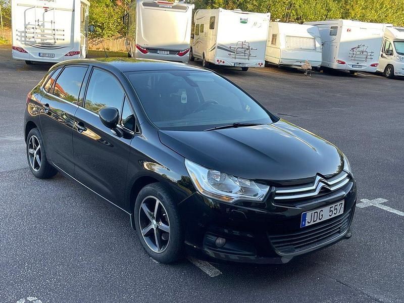 Svart Begagnad 2011 Citroën C4 Halvkombi | 54 900 kr (Marknadspris) - Bild 1/4