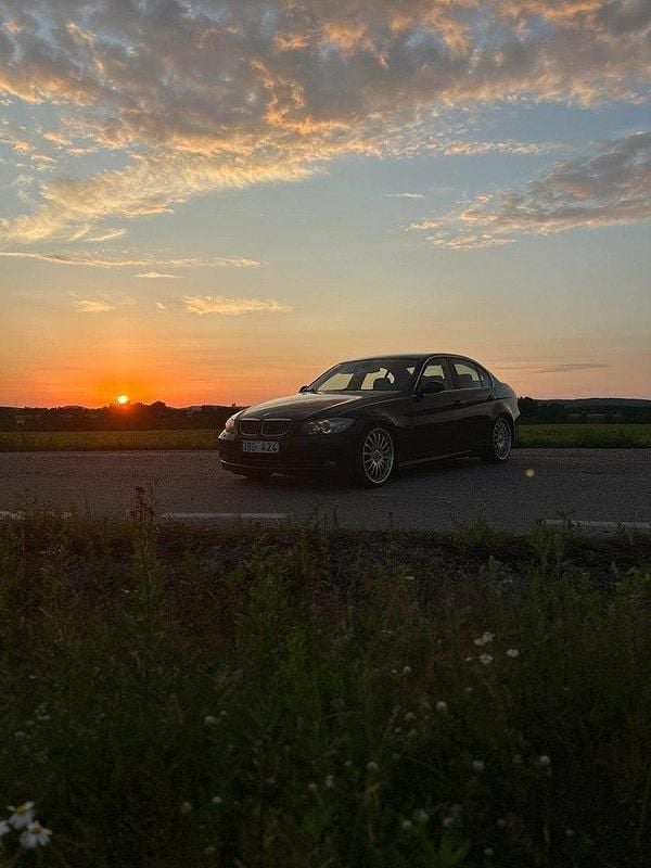 Blå Begagnad 2006 BMW 325 Sedan | 48 000 kr (Bra pris) - Bild 1/3