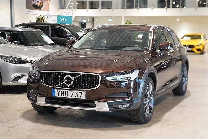 Mörkbrun Begagnad 2017 Volvo V90 CC Inscription Kombi | 339 900 kr (Lite dyr) - Bild 1/4