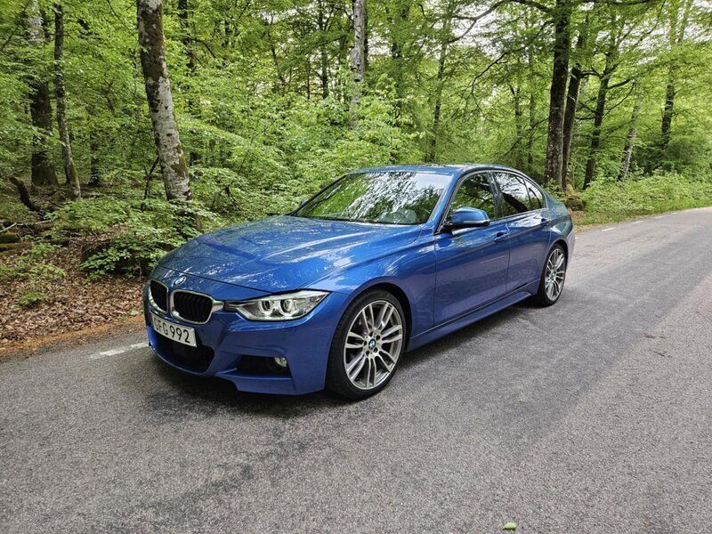 Blå Begagnad 2013 BMW 320 M Sport Sedan | 112 500 kr (Marknadspris) - Bild 1/4