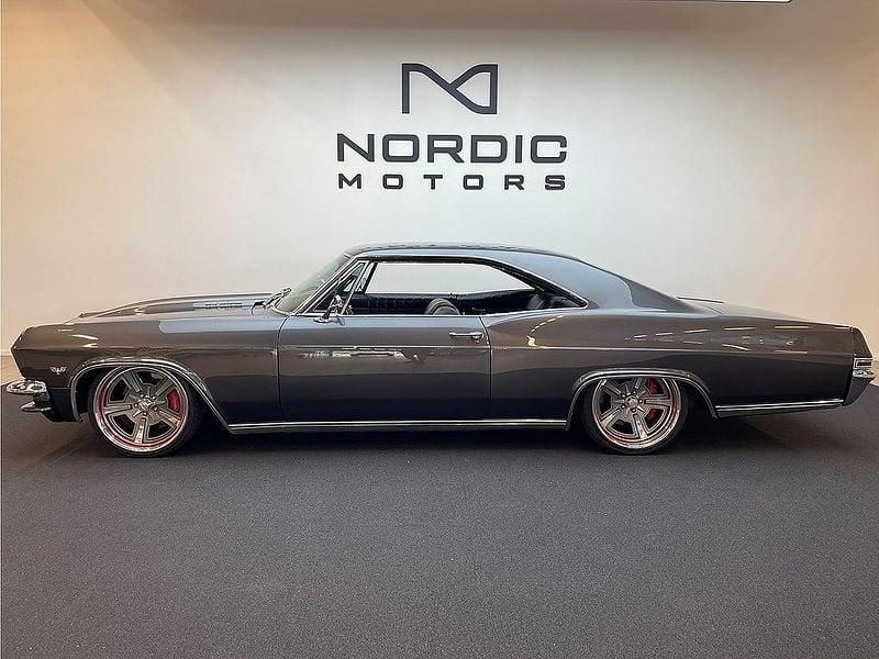 Mörkgrå Begagnad 1965 Chevrolet Impala Sport Sedan | 899 000 kr - Bild 1/4