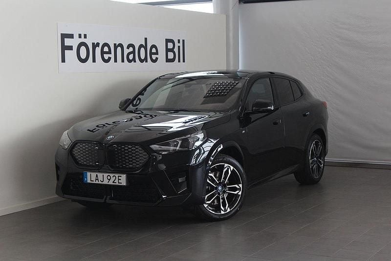 Svart Begagnad 2024 BMW iX2 M Sport SUV | 529 000 kr (Bra pris) - Bild 1/4