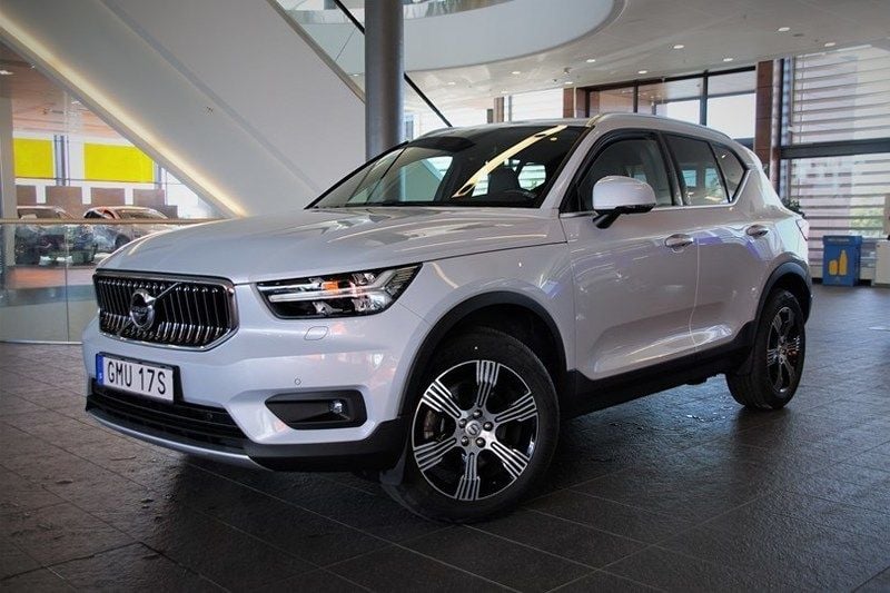 Silver Begagnad 2019 Volvo XC40 Inscription SUV | 319 900 kr (Marknadspris) - Bild 1/4