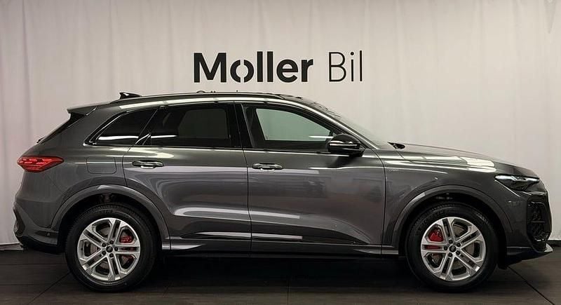 Ny Audi Q5 S-Line 367 HK (269 kW) 2025 Daytonagrå pärleffekt SUV