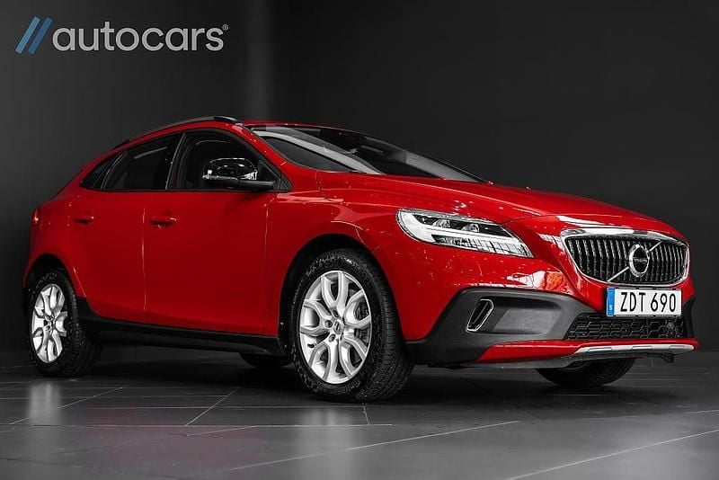 Röd Begagnad 2018 Volvo V40 Momentum Halvkombi | 258 750 kr (Dyr) - Bild 1/4