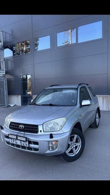 Silver Begagnad 2002 Toyota RAV4 SUV | 45 000 kr (Marknadspris) - Bild 1/4