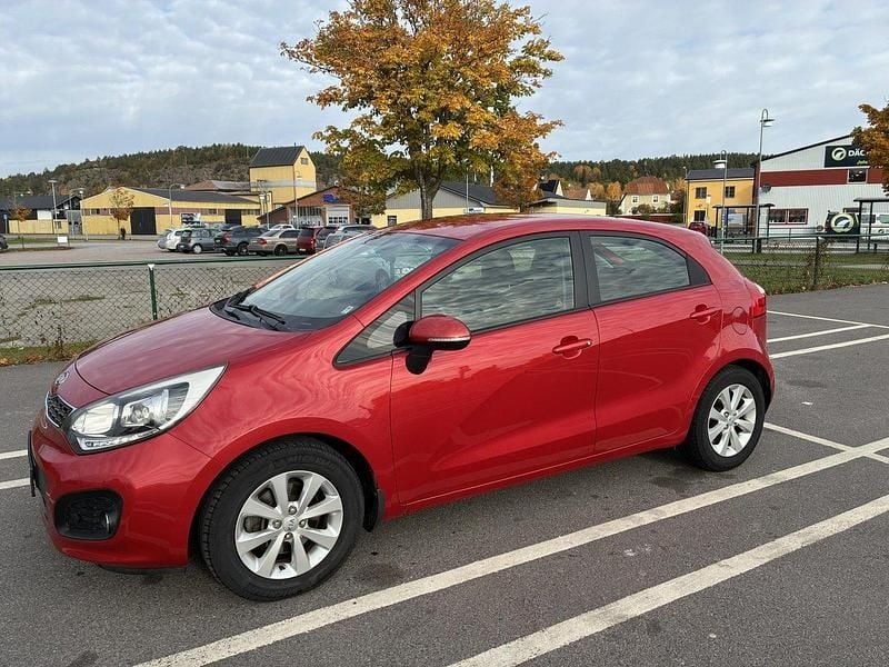 Röd Begagnad 2012 Kia Rio Comfort Halvkombi | 75 000 kr (Bra pris) - Bild 1/4