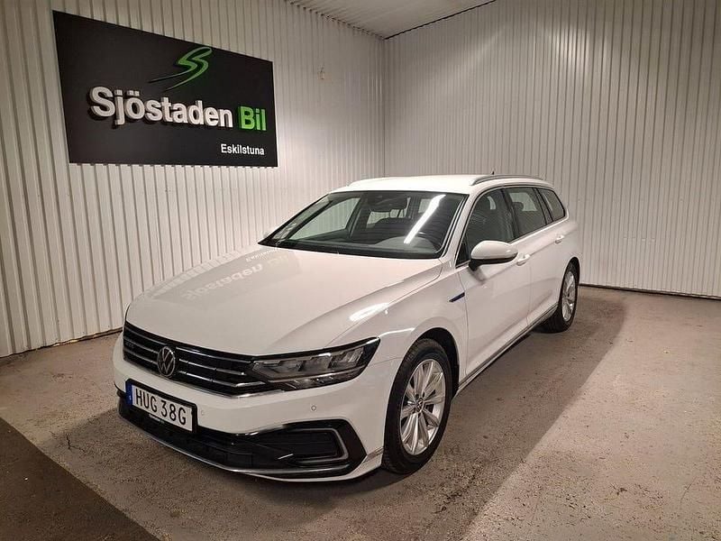 Vit Begagnad 2021 VW Passat GTE Kombi | 239 900 kr (Marknadspris) - Bild 1/4