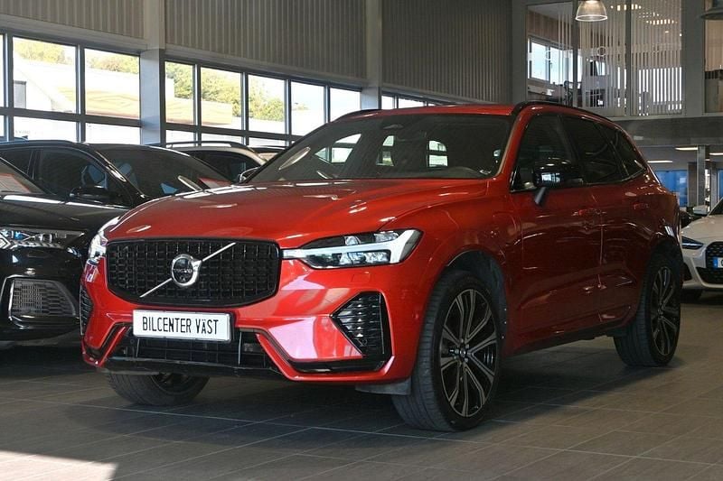 Röd (fusion red) Begagnad 2022 Volvo XC60 R-Design SUV | 489 000 kr (Marknadspris) - Bild 1/4